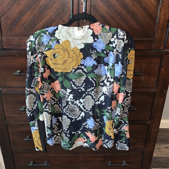 Cabi#3762 snake/floral top Small - Picture 5 of 10